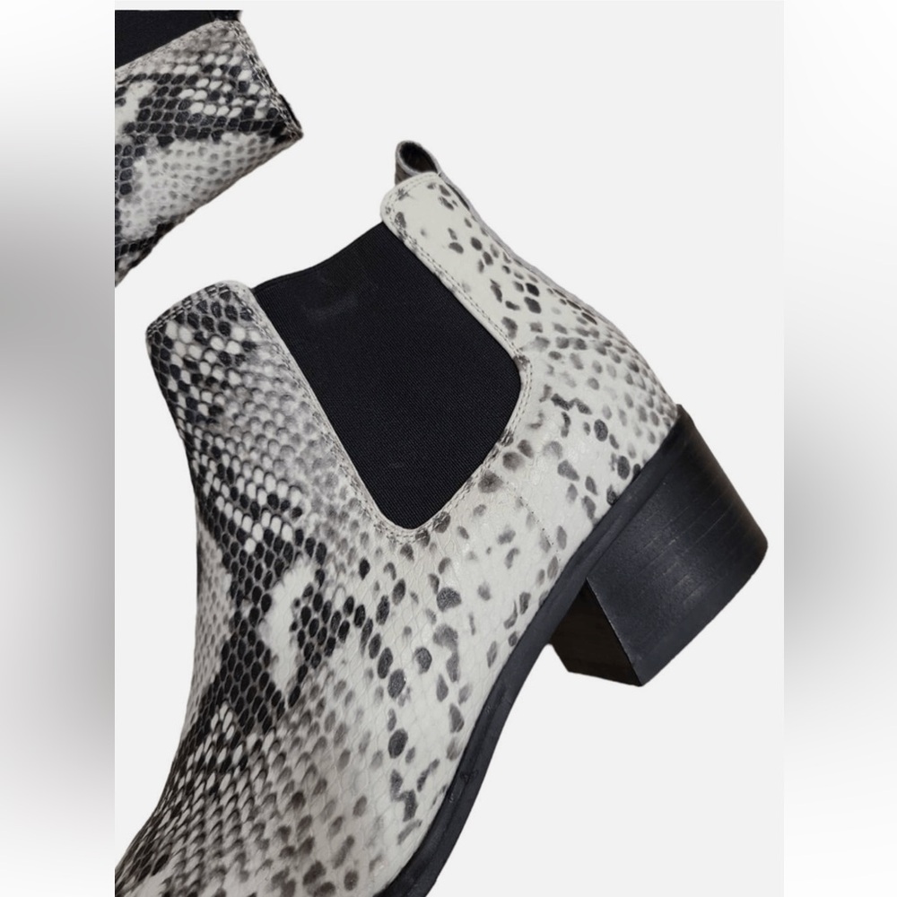 Blondo Emelia Bootie Black White Snakeskin - Picture 2 of 7